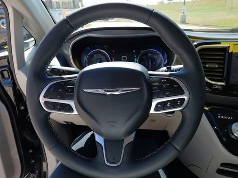 Used 2024 Chrysler Pacifica Touring-L image 18