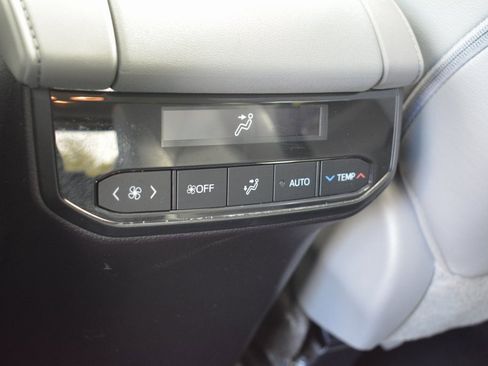 Used 2023 Toyota Highlander Limited image 24