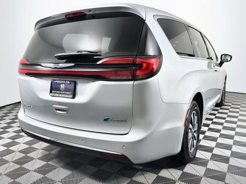 Used 2024 Chrysler Pacifica Limited FWD image 24