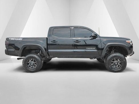 Used 2018 Toyota Tacoma TRD Off-Road AWD/4WD image 4