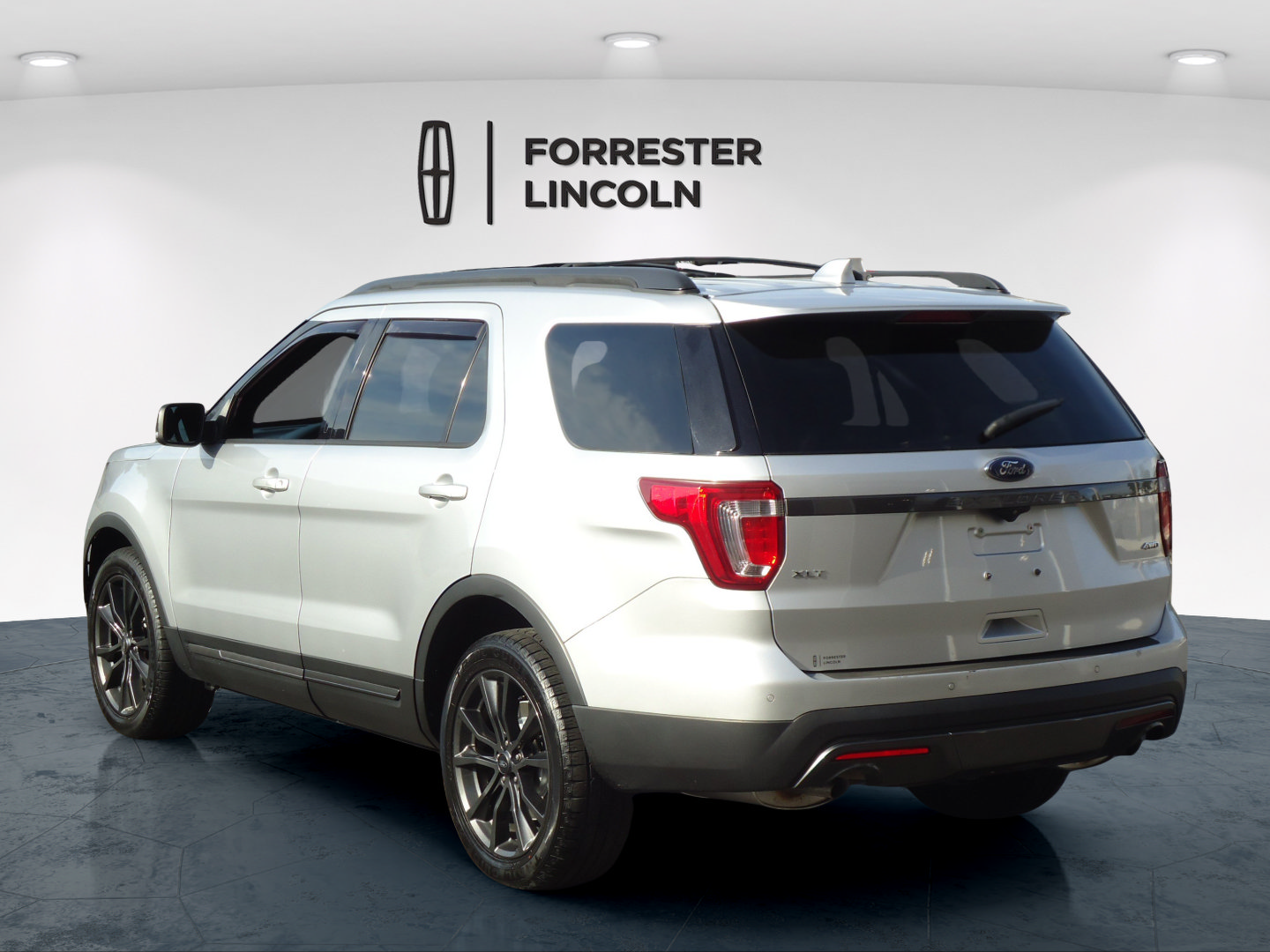 Used 2017 Ford Explorer XLT w/ Equipment Group 202A AWD/4WD image 5