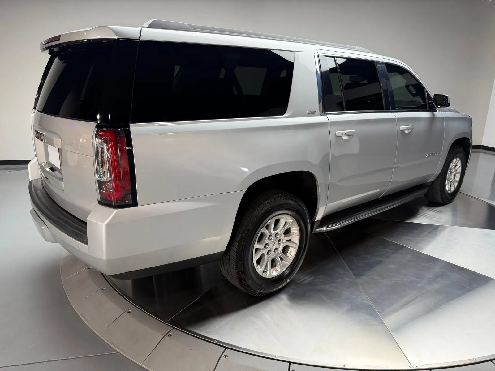 Used 2016 GMC Yukon XL SLT w/ Open Road Package RWD image 2