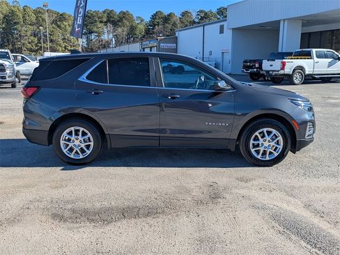 Used 2022 Chevrolet Equinox LT image 2