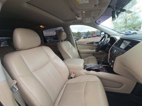 Used 2020 Nissan Pathfinder Platinum FWD image 18