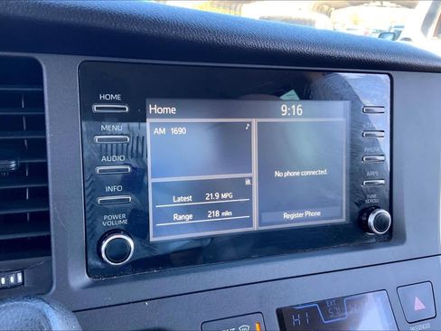 Used 2018 Toyota Sienna L image 30