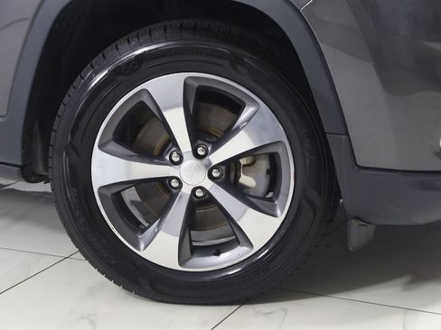 Used 2019 Jeep Cherokee Limited w/ Trailer Tow Group AWD/4WD image 16