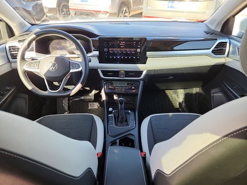 Certified 2025 Volkswagen Taos SE image 11