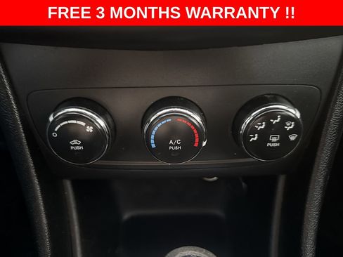 Used 2013 Dodge Avenger SE image 18