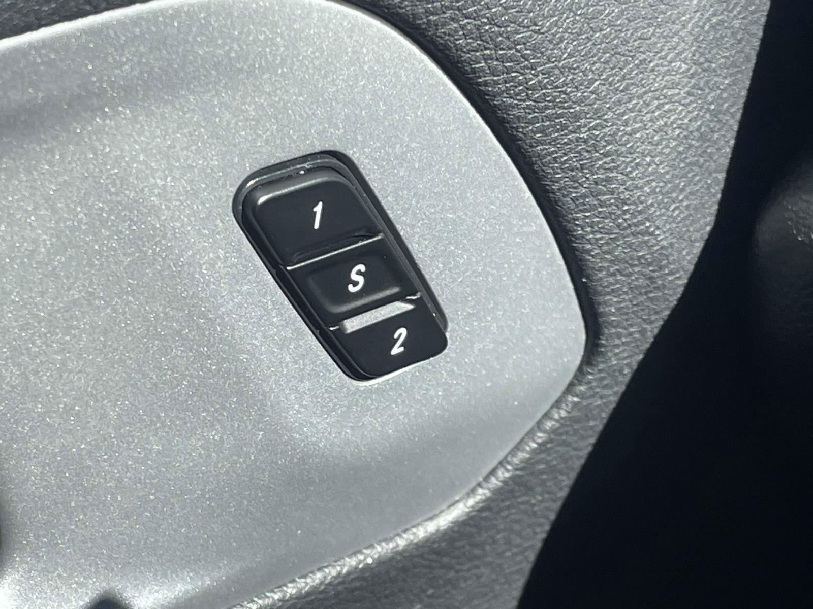 Used 2025 Chrysler Pacifica Limited FWD image 23