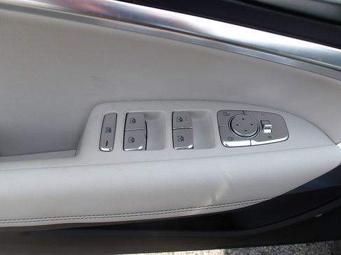 Used 2025 Genesis G70 2.5T image 14