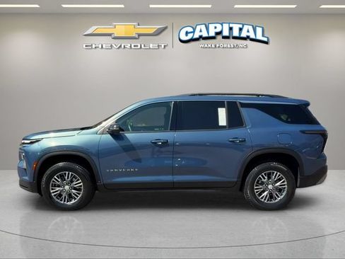 Used 2025 Chevrolet Traverse LT FWD image 2