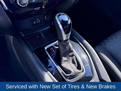 Used 2020 Nissan Rogue SV image 16
