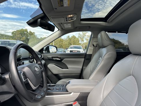 Used 2022 Toyota Highlander XLE image 12