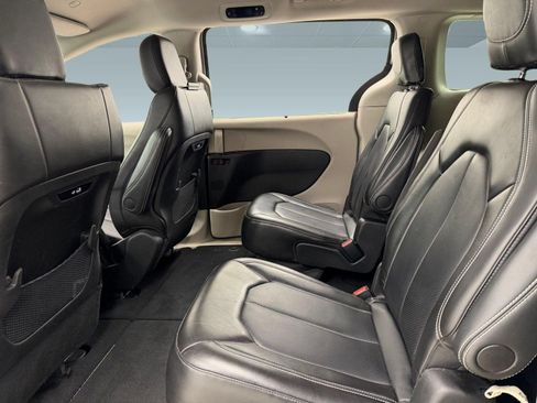 Used 2024 Chrysler Pacifica Touring-L FWD image 21