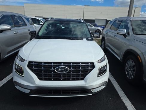 Used 2025 Hyundai Venue Limited image 7