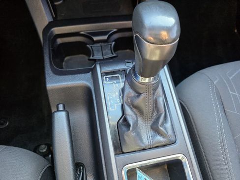 Used 2017 Toyota Tacoma TRD Off-Road image 32