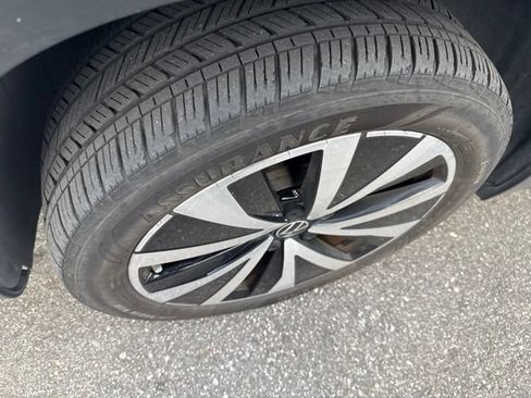 Certified 2023 Volkswagen Taos SE w/ Panoramic Sunroof Package FWD image 4