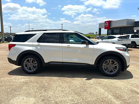 Used 2022 Ford Explorer XLT w/ Equipment Group 202A RWD image 9