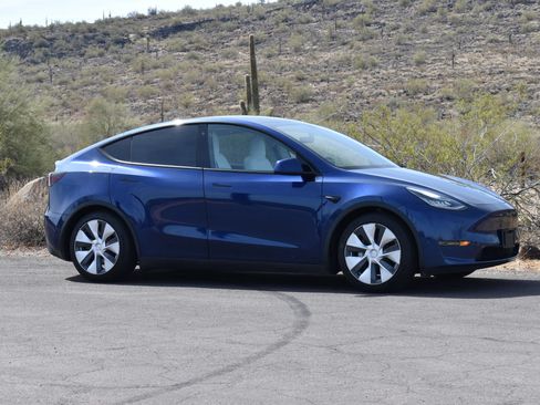 Used 2023 Tesla Model Y Long Range AWD/4WD image 3
