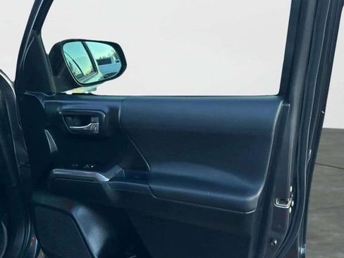 Used 2016 Toyota Tacoma TRD Sport w/ Towing Package image 8