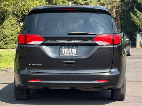 Used 2023 Chrysler Voyager LX FWD image 5