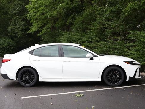 Used 2025 Toyota Camry SE FWD image 9