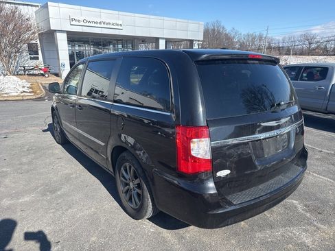 Used 2015 Chrysler Town & Country S image 3