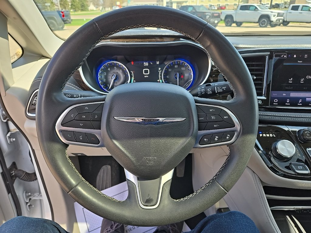 Used 2023 Chrysler Pacifica Limited FWD image 20