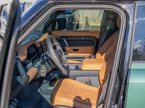 Used 2024 Land Rover Defender 110 V8 image 39