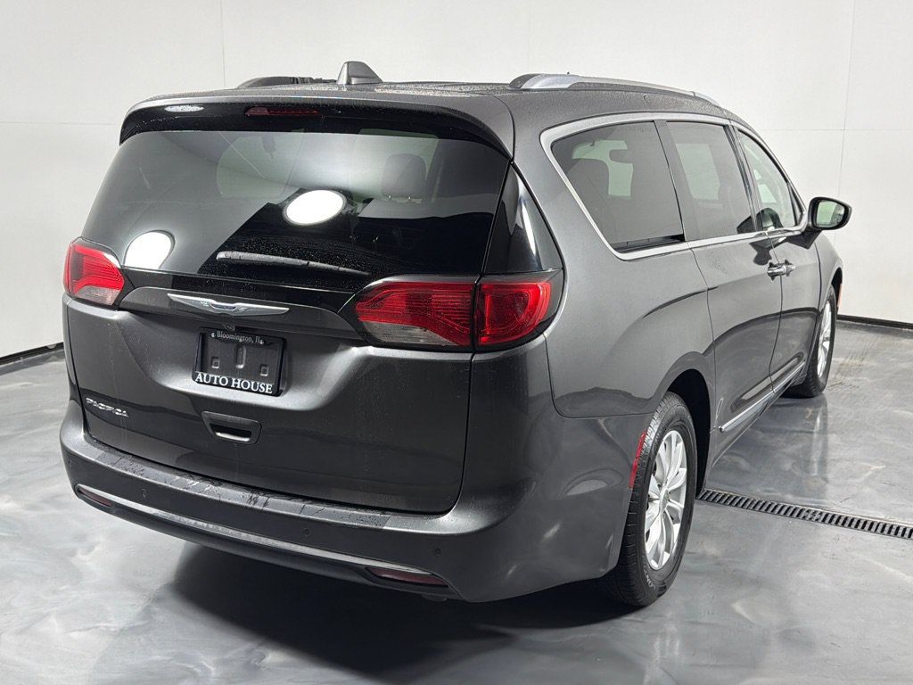 Used 2019 Chrysler Pacifica Touring-L FWD image 5