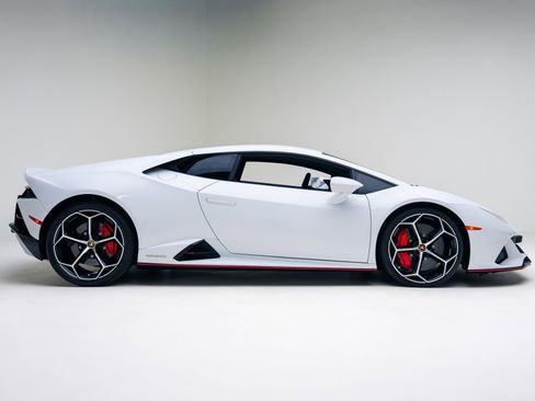 Used 2020 Lamborghini Huracan EVO image 3