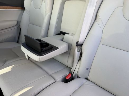 Certified 2022 Volvo XC90 T6 Momentum w/ Climate Package image 13