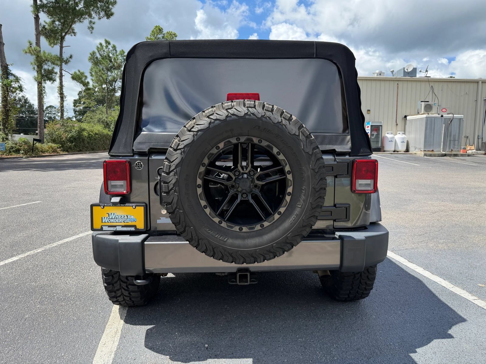 Used 2017 Jeep Wrangler Unlimited Sahara w/ Max Tow Package AWD/4WD image 7