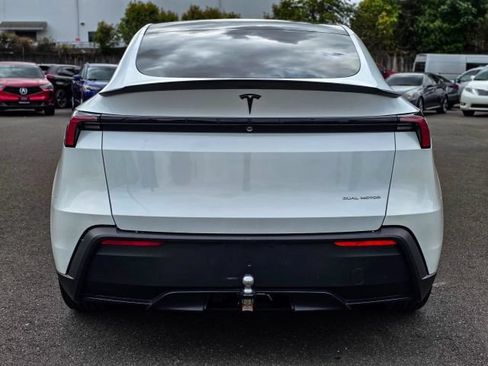 Used 2026 Tesla Model Y AWD image 10