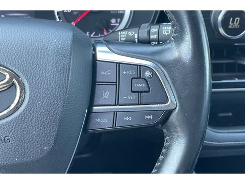 Used 2021 Toyota Highlander LE FWD image 37