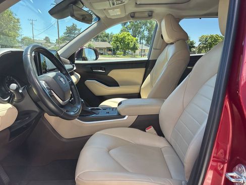 Used 2022 Toyota Highlander XLE AWD/4WD image 7