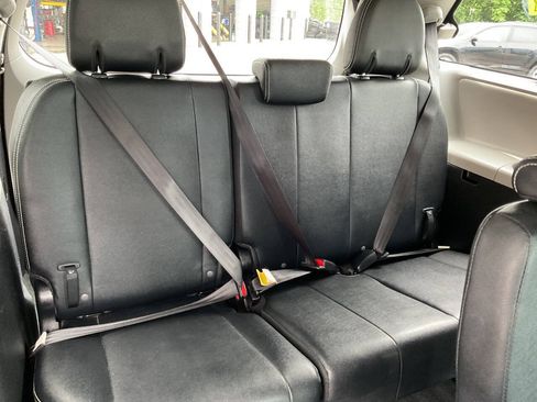 Used 2015 Toyota Sienna SE FWD image 36
