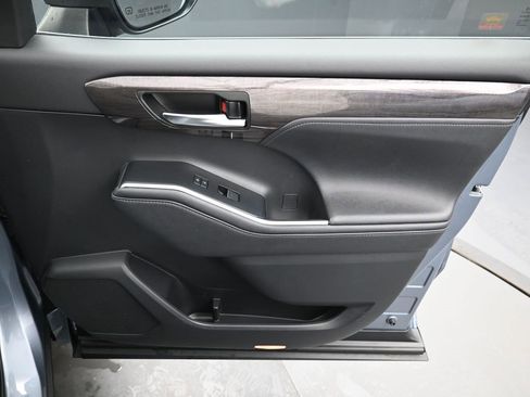 Used 2020 Toyota Highlander Limited image 39