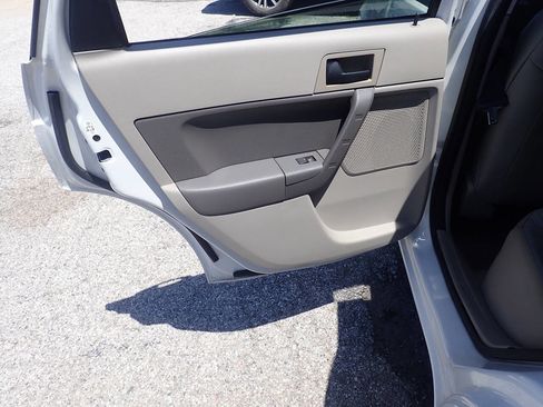 Used 2011 Ford Focus SE w/ Sedan SE Appearance Pkg FWD image 13