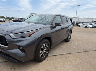 Used 2023 Toyota Highlander XLE FWD video 1