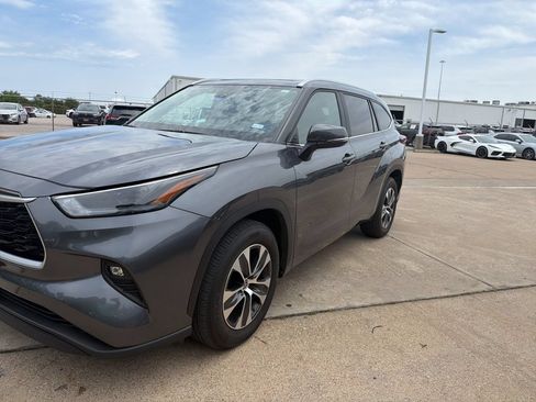 Used 2023 Toyota Highlander XLE FWD image 1