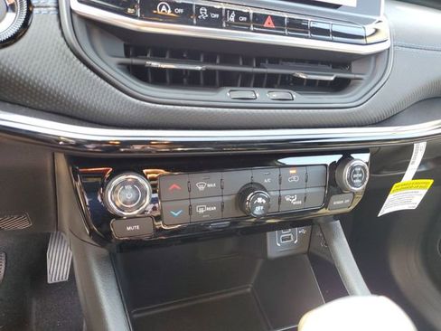 New 2026 Jeep Compass Latitude image 11