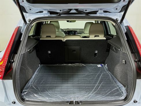 Used 2025 Volvo XC40 B5 Plus w/ Protection Package Premier image 16