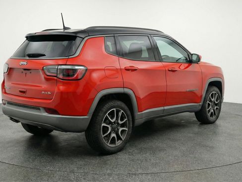 Used 2025 Jeep Compass Trailhawk AWD/4WD image 9
