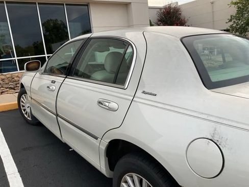 Used 2005 Lincoln Town Car Signature RWD image 8