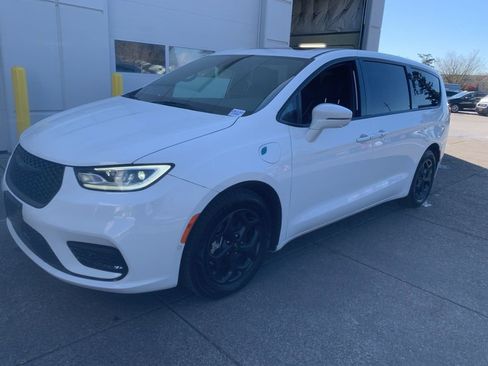 Used 2022 Chrysler Pacifica Limited w/ Uconnect Theater Family Group image 1