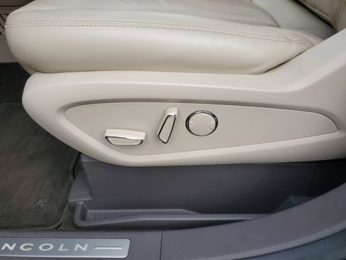 Used 2019 Lincoln Nautilus Select image 16