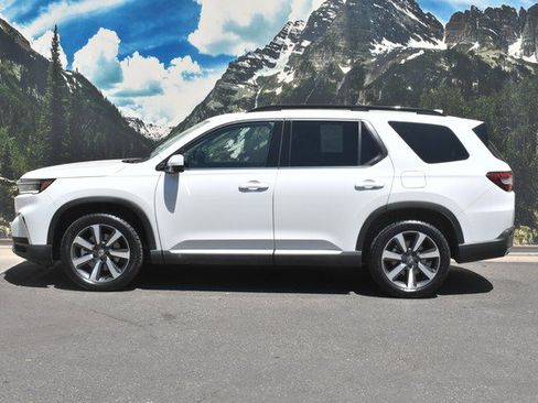 Used 2025 Honda Pilot Touring image 7