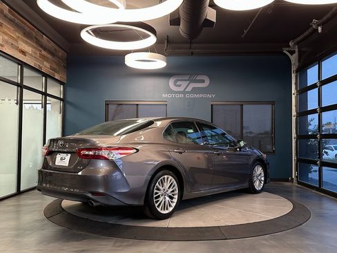 Used 2018 Toyota Camry XLE image 3