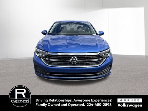 Used 2023 Volkswagen Jetta SE FWD image 3